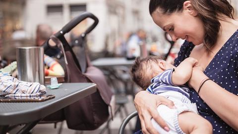 Την έδιωξαν από εστιατόριο επειδή θήλαζε και της είπαν να μην ξαναπατήσει ποτέ